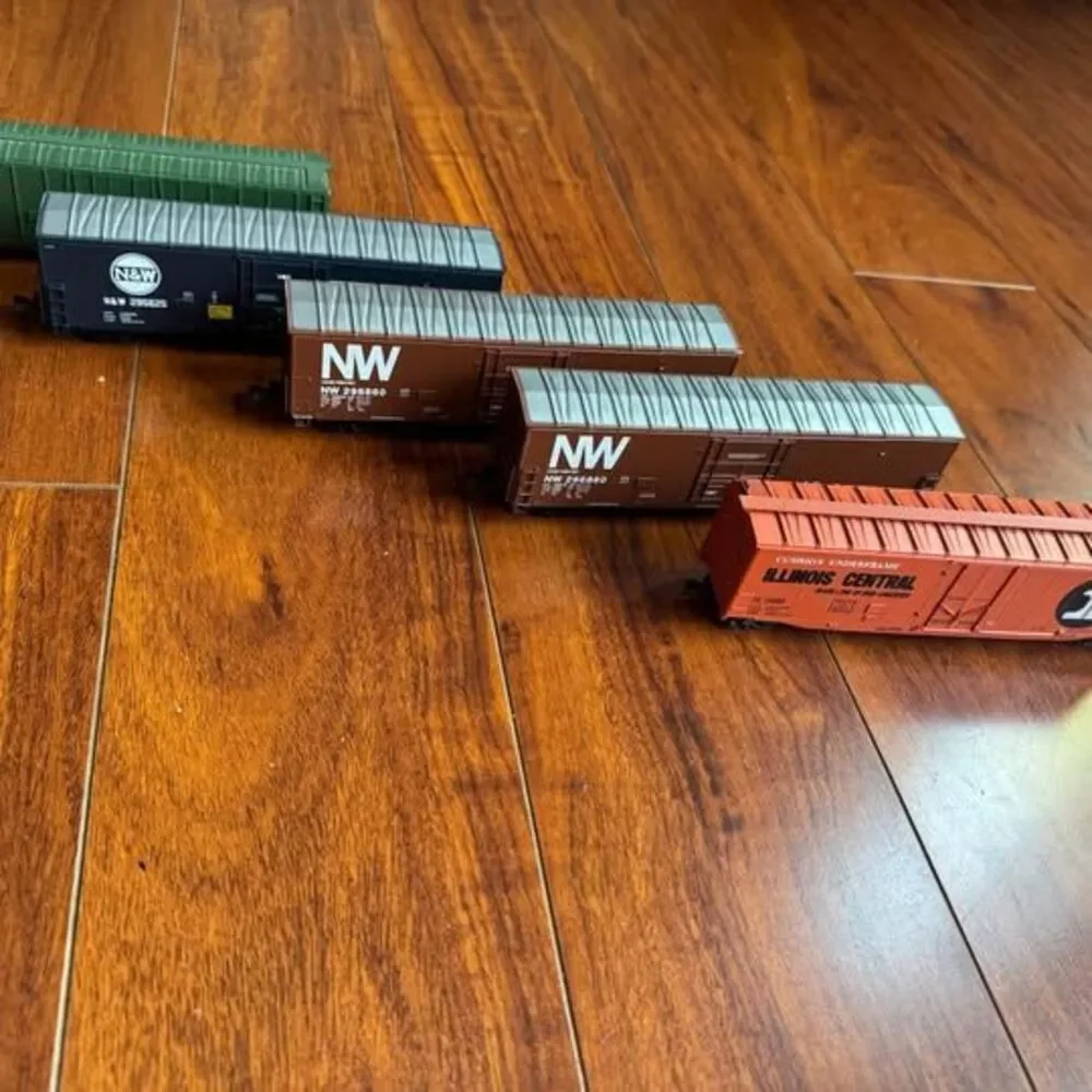 5 HO Scale Boxcars